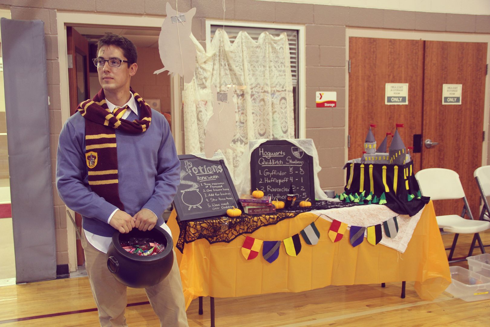 Harry Potter Trunk or Treat // Ten Feet Off Beale http://www.tenfeetoffbeale.com